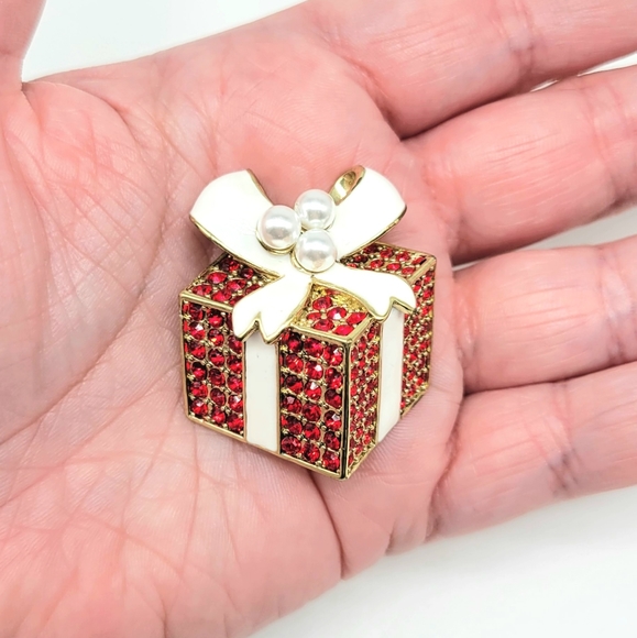 Heidi Daus Gift Shaped Pin and Clip On Earrings Set w/ Swarovski Crystal + Pearl - Picture 12 of 17